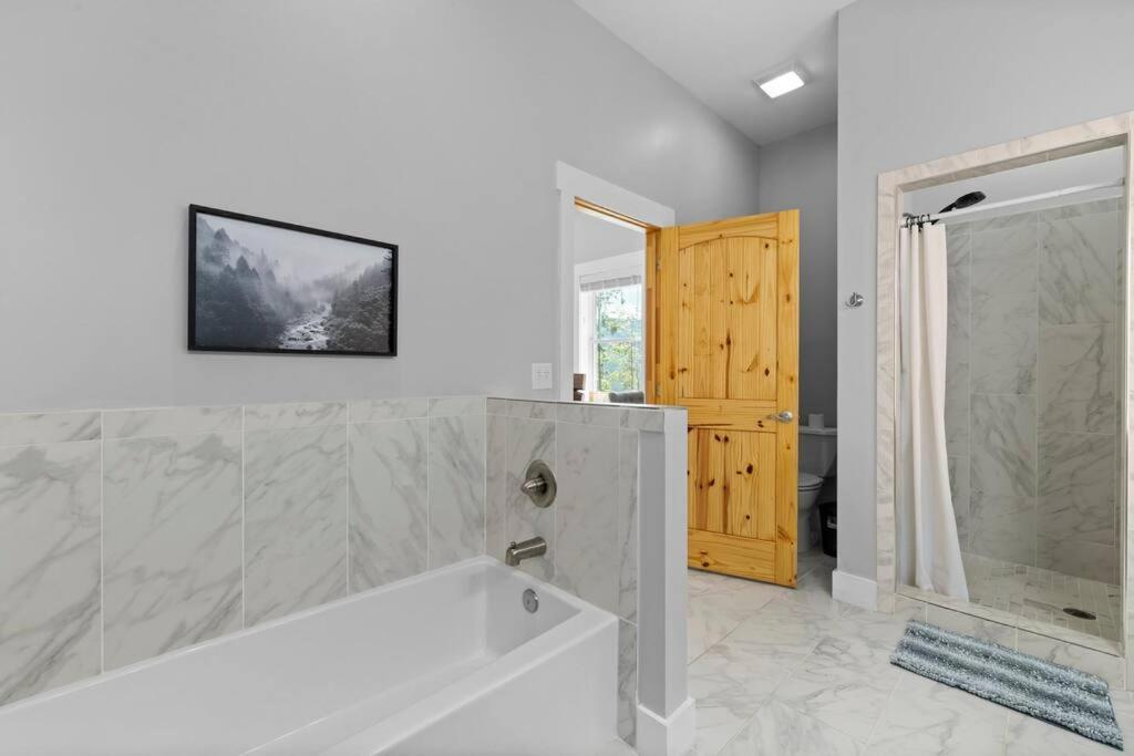 Holiday home Mountain Views, Hottub, Minutes To Downtown! Asheville