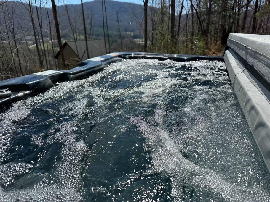 Mountain Views, Hottub, Minutes To Downtown! * Asheville